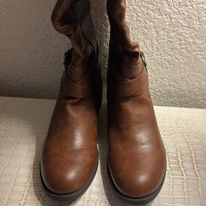 Women’s Size 7 Boot
Style & Co